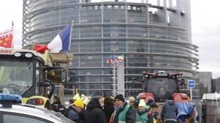 Fermierii au mers cu tractoarele în fața Parlamentului European de la Strasbourg. Mai multe autostrăzi sunt blocate în Spania, Belgia și Olanda