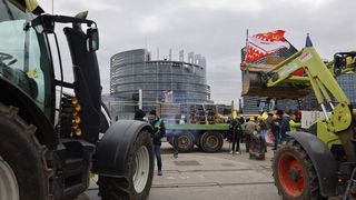 Fermierii au mers cu tractoaele &icirc;n fața Parlamentului European de la Strasbourg. Mai multe autostrăzi sunt blocate &icirc;n Spania, Belgia și Olanda