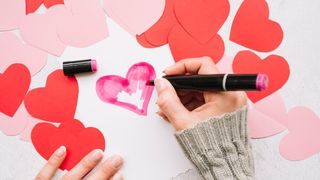 femeie care desenează inimioare de valentine's day