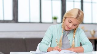 eleva care rezolvă Subiecte Limba Maternă simulare Evaluare Națională 