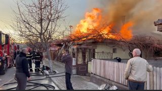 VIDEO- Incendiu puternic la o casă din Medgidia! Flăcările s-au extins la locuința vecină