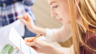 eleva care se uita pe Barem Limba Maternă simulare Evaluare Națională 