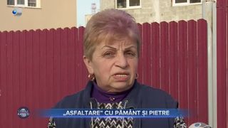 VIDEO- Asfaltare cu păm&acirc;nt și pietre, la Tecuci. Bărbații s-au ales cu o amendă usturătoare