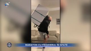 VIDEO - Bărbat surprins de polițiști c&acirc;nd alerga cu un frigider &icirc;n spate. De ce a procedat astfel?