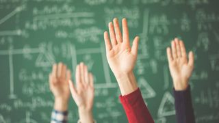 maini ridicate sala de clasa