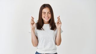 fata norcoasa cu degetele incrucisate