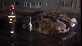 O mașină a explodat în mers noaptea trecută, la scurt timp după ce a ieșit din benzinărie. Șoferul alimentase cu GPL