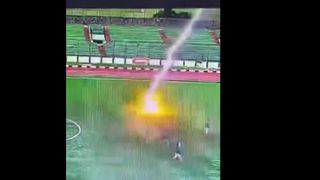 Un folbalist a fost lovit de fulger pe teren și nu a mai putut fi salvat