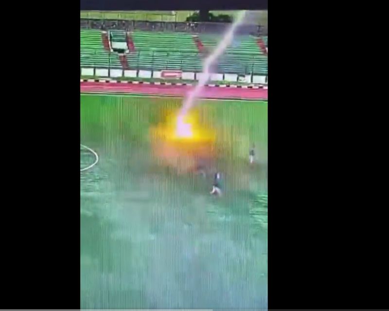 Un folbalist a fost lovit de fulger pe teren și nu a mai putut fi salvat