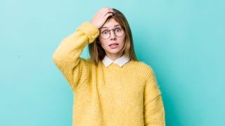 femeie panicata in ziua de marti 13 zi cu ghinion