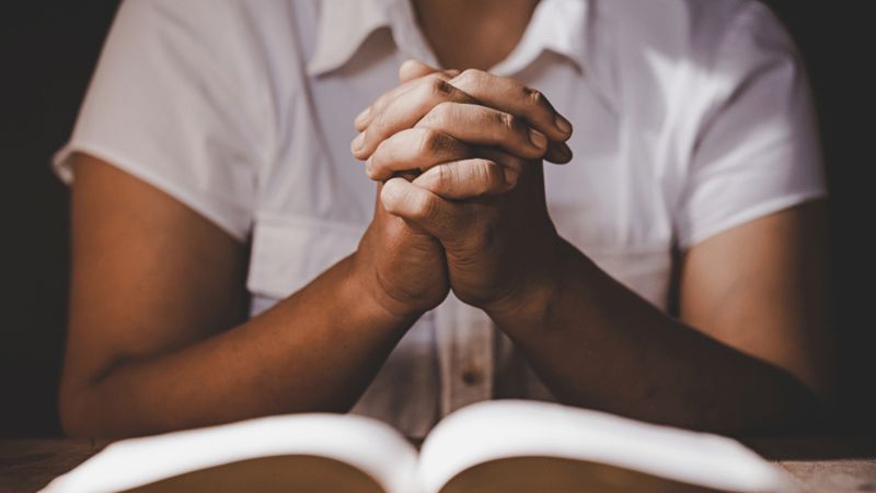 femeie care se roagă