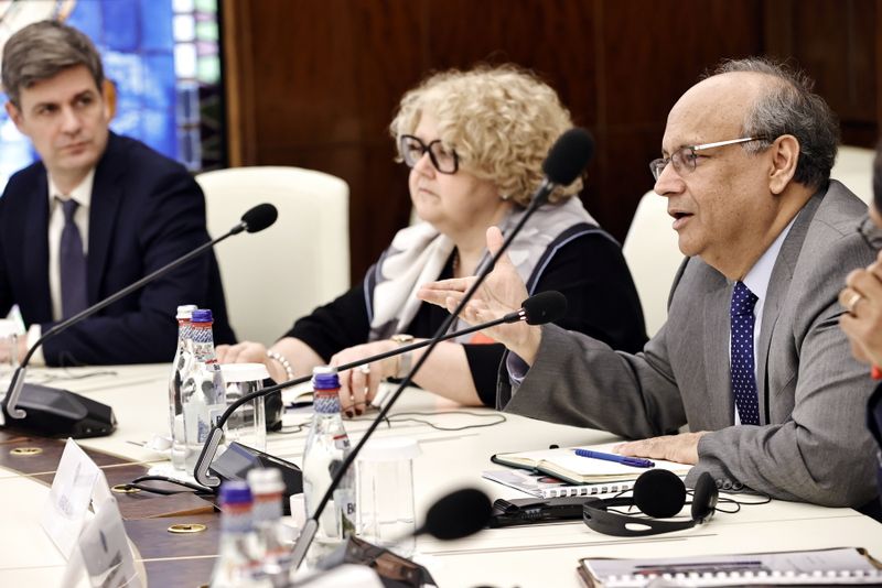 cu delegația Băncii Mondiale condusă de Asad Alam, director regional 