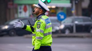 Un tânăr polițist a ajuns pe patul de spital după un accident. Agentul dirija traficul