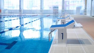 Un antrenor de înot de la CS Dinamo a fost arestat preventiv. Acesta ar fi agresat o fetiță de 7 ani