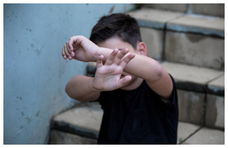 Părinți abuz copil Roman