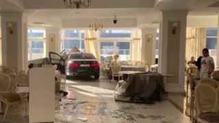 a intrat cu masina in restaurant