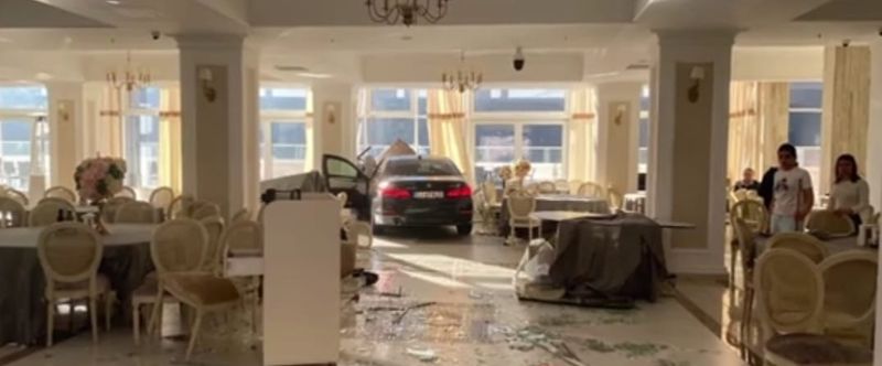 a intrat cu masina in restaurant