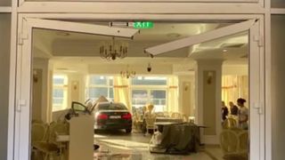 VIDEO- Momentul în care un șofer intră cu mașina în restaurantul din Băile Herculane! O femeie a fost ranită