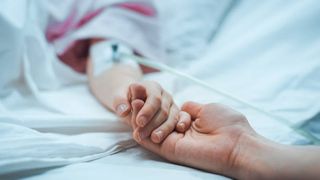 o femeie tana mana unui copil la spital