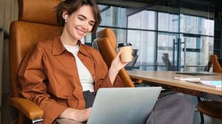 femeie fericita care lucreaza