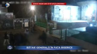 VIDEO- Trei persoane s-au luat la bătaie în fața unei biserici. O femeie a folosit drept armă Biblia