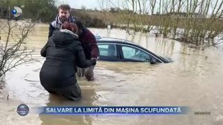 VIDEO- Un bărbat a fost salvat de cetățeni dintr-o mașină care se scufunda. Polițiștii și pompierii stăteau și priveau