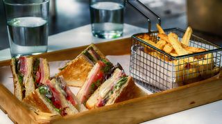 O femeie de serviciu a poftit la un sandviș rămas după un eveniment la firma la care lucra. L-a mâncat imediat, dar nu s-a gândit la ce urma să pățească