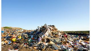 Bebeluș mort groapă gunoi