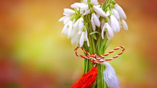 ghiocei legati cu martisor