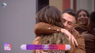 Robert și Bianca, &icirc;mbrățișare pasionată