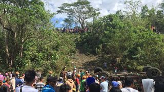 Camion căzut &icirc;ntr-o r&acirc;pă - cel puțin 15 morți