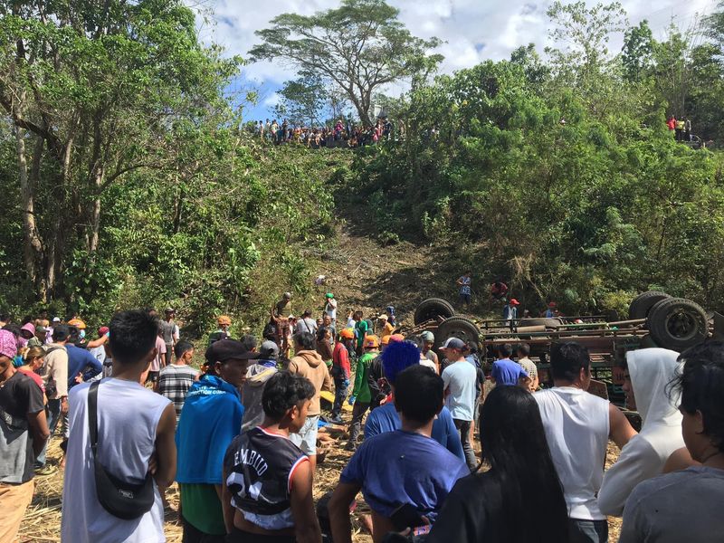 Camion căzut într-o râpă - cel puțin 15 morți