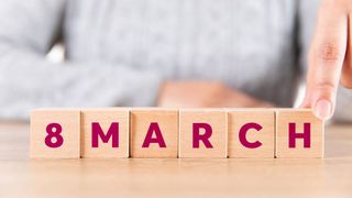 Cine sunt angajatele din Rom&acirc;nia care primesc tichete cadou de 8 martie? De Ziua Femeii, doamnele și domnișoarele pot primi 300 de lei