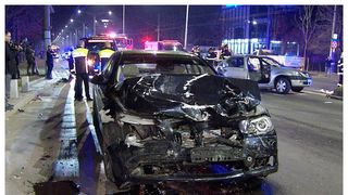 Accident teribil &icirc;n Capitală! Două persoane au rămas blocate &icirc;ntre fiarele mașinii la ieşirea din parcarea unui supermarket