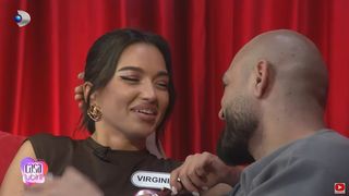Robi și Virginia, săruturi intense &icirc;n camera roșie