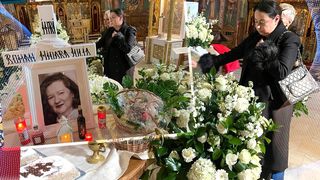 EXCLUSIV! Imaginile durerii din ziua înmormântării Mioarei Roman. Oana este nedezlipită de sicriul mamei sale