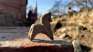 Jucărie veche de 800 de ani, descoperită de arheologi în Polonia.