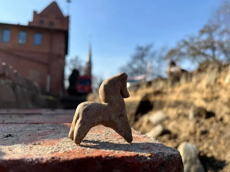Jucărie veche de 800 de ani, descoperită de arheologi în Polonia.