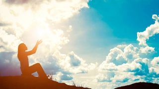 femeie care se roaga la divinitate