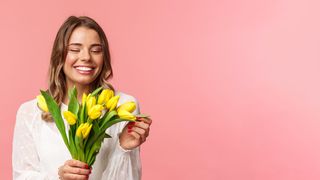 femeie fericita care a primit flori