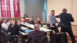 Scandal, &icirc;mbr&acirc;nceli și &icirc;njurături &icirc;n ședința Consiliului local Curtea de Arges