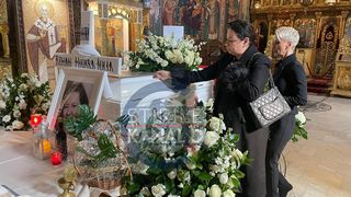 oan aroman la inmormantarea mamei sale