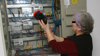 "Mi-au umflat factura". Cât trebuie să plătească o femeie din Prahova la curentul electric
