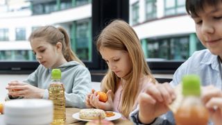 Peste 450.000 de copii vor beneficia de un pachet alimentar sau de o masă caldă