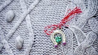 &Icirc;n ce parte se pune Mărțișorul, &icirc;n dreapta sau st&acirc;nga? Tradiții de 1 Martie 2024