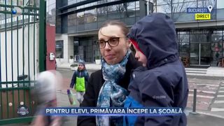 VIDEO - Pentru elevi, primăvara începe la școală. Copiii au pregătit mărțișoarele pentru colege și doamnele învățătoare