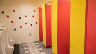 VIDEO Supravegherea video &icirc;n toaletele școlilor din Rom&acirc;nia, controverse și dileme: "E un spațiu intim"
