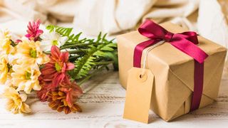 Cum transformi cadourile banale &icirc;n daruri personalizate