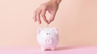 barbat care pune bani in pusculita