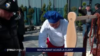VIDEO- Doi tineri au deschis o afacere senzațională: un restaurant mobil. Se deplasează oriunde își dorește clientul